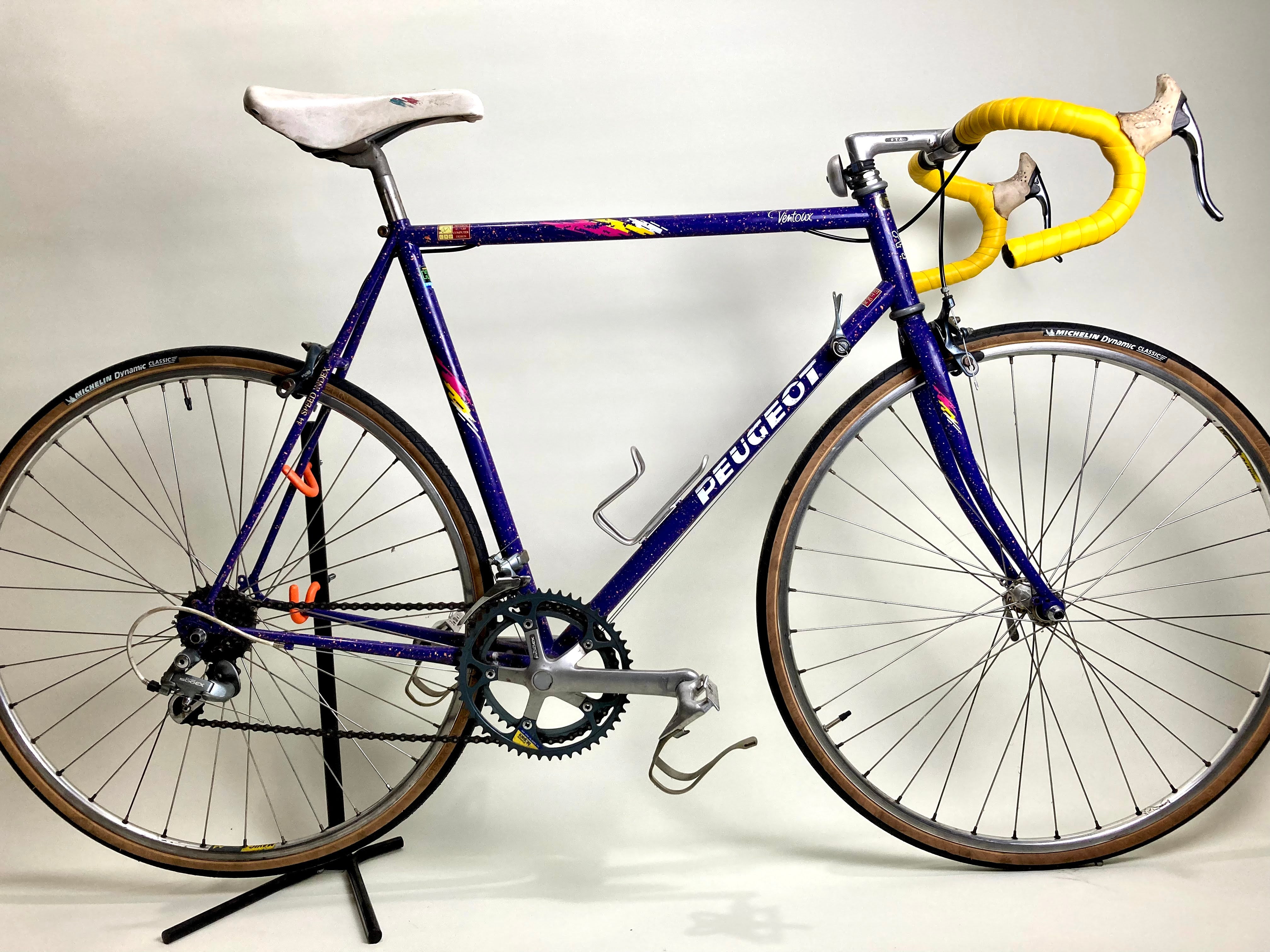 pour les amateurs,velo course peugeot vintage bon état, manque la pompe d'origine pour les amateurs,velo course peugeot vintage bon état, manque la pompe d'origine